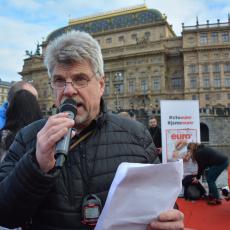 Lenčin tatínek Michal Štěrba dokázal jako už poněkolikáte předtím téměř 120 minut komentovat dění na Memoriálu Alfrédu Nikodéma Lenčin tatínek Michal Štěrba dokázal jako už poněkolikáte předtím téměř 120 minut komentovat dění na Memoriálu Alfrédu Nikodéma