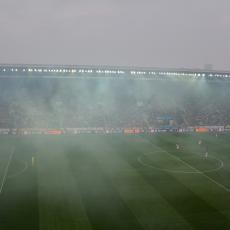 Mlha od dýmovic zapálených na tribuně Sever snížila viditelnost a zhoršila dýchání těm, kteří byli poblíž