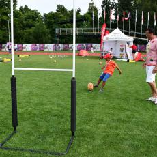 Bývalý ragbyový reprezentant a trenér mládeže Olympu Praha František Šrajer instruoval malé návštěvníky, jak se kope se šiškou na mini ragbyovou branku