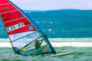 Evropští windsurfaři včetně českých bojují o poslední místa na olympiádu v Tokiu 2021