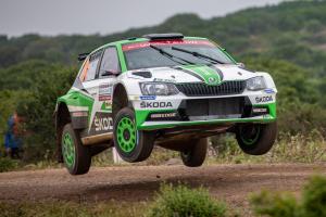 Šotolinu si jezdci se svým vozem ŠKODA FABIA R5 na Rally Italia Sardegna opravdu užili