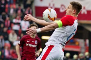 Odezírali jsme ještě jednou z tuctu a z jednoho obrázku z derby Slavia - Sparta. Podívejte!