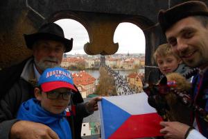 Z desítek věží a rozhleden mávali turisté 28. října 2017 ve 14 hodin na čtyři světové strany Z desítek věží a rozhleden mávali turisté 28. října 2017 ve 14 hodin na čtyři světové strany
