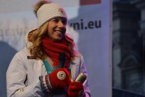 Ester Ledecká během 48 hodin získala v paralelním obřím slalomu stříbro i zlato
