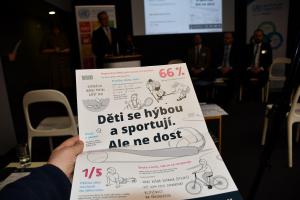 Děti se hýbou a sportují, ale ne dost, milí rodiče, vážení učitelé a vlivní politici Děti se hýbou a sportují, ale ne dost, milí rodiče, vážení učitelé a vlivní politici