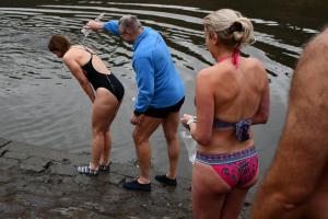 Podívejte se na obrázky Petra Skály z novoročního křtu otužilců v Praze v Braníku s kachnami