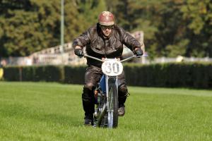 Plochodrážní motorka „Gumák“ po pětapadesáti letech znovu projela po pardubickém závodišti