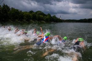 Při Evropském poháru juniorů v Táboře v triatlonu zářili Hrušková a Grebík