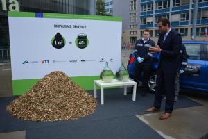 Dřevní štěpka místo nafty třeba i pro závodní automobily. Jak vzniká biopalivo druhé generace?