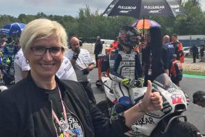 Z bláznivé fanynky motocyklové hvězdy Rossiho se vyklubala ministryně Karla Šlechtová