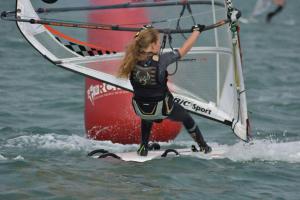 Z českých mladých windsurfařů ve španělském Cadizu vylovila stříbro Kristýna Chalupníková