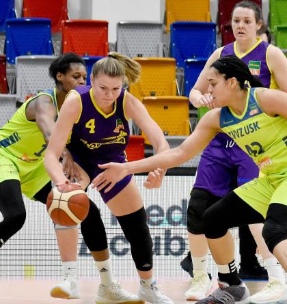 Máme obrázky od Jiřího Růžičky ze čtvrtfinále play off v basketbalu žen   USK - Slovanka 113:35