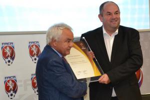 Český fotbal příkladem pro Evropu? FAČR dostala od UEFA ocenění za nábory malých hráčů Český fotbal příkladem pro Evropu? FAČR dostala od UEFA ocenění za nábory malých hráčů