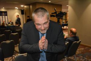 Ocenění rozhlasového sportovního redaktora Petra Kadeřábka od třiceti Japonců Ocenění rozhlasového sportovního redaktora Petra Kadeřábka od třiceti Japonců