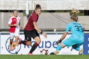 To je tak, když Sparta porazí ve fotbale Slavii 5:1 a vůbec se o tom nemluví. Za vším hledejte ženy