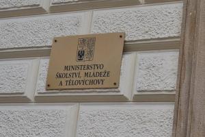 Úřednice z ministerstva školství kritéria v dotačních programech připravovala zkusmo nástřelem