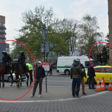Lehká kavalerie v ulicích kolem stadionu byla připravena zajistit respekt příznivců před policií v ulicích