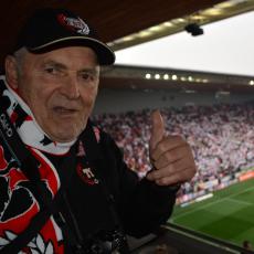 Milan Dvořák si přišel vyfotit příznivce Slavie, mezi které také patří. Slavii začal fandit v sedmi letech. O kdy fandí Slavii, když je mu 85 let?