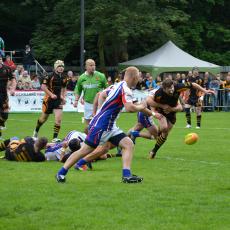 Pavel Syrový, kterého soupeř zranil na nose, přesto dál pokračoval a bojoval o každý míč jako v tomto případě Pavel Syrový, kterého soupeř zranil na nose, přesto dál pokračoval a bojoval o každý míč jako v tomto případě