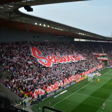 Tento vzkaz diváci rozvinuli zrovna v době, kdy domácí fotbalisté dali branku, kterou tak pod plachtami ukrytí fanoušci neviděli