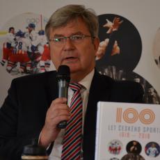 Předseda České unie sportu Miroslav Jansta s knihou, ve které si přečtete o historii tuzemského sportu