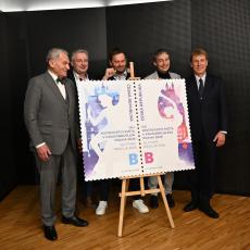 K MS v krasobruslení vyšla poštovní známka, z čehož, jak vidíte, měli radost i účastníci tiskové konference