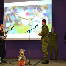 Jan Kuf sleduje při jmenování Moderním pětibojařem roku 2016 záběry z ME, na kterém dosáhl ve smíšené štafetě na evropský titul