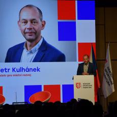 Ministr pro místní rozvoj Petr Kulhánek pohovořil i o obezitě nesportujících dětí. Z hovořích členů vlády byl jediný, kdo nebyl z Moravy. Je Karlovarák