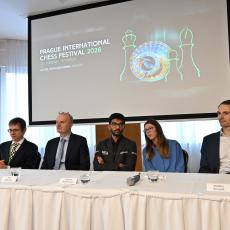 Šachisté David Navara, Gukeš Dómmarádžu, ambasador Ondřej Perušič a ředitel Petr Boleslav s překladatelkou na tiskové konferenci pořádané před festivalem