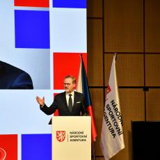 Premiér české vlády Petr Fiala nezapomněl pohovořit o motocyklovém závodě v Brně. Hádejte odkud přišel pan profesor vládnout do Prahy Česku
