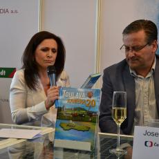Iveta a Pepa, tak si říkají průvodci pořadem ČT Toulavá kamera Iveta Toušlová a Josef Maršál. Pořad má i knižní podobu
