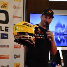 Na přilbě jsou velbloudi pojmenované po mých dětech Martínek a Emička a manželce, která je Lucka