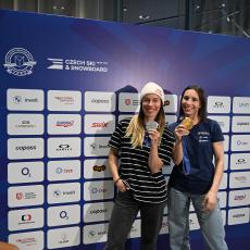Eva Adamczyková se stříbrnou medailí a Zuzana Maděrová se zlatou medailí