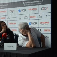 Martina Sáblíková a Petr Novák sledují na televizní obrazovce čtyřminutový sestřih sportovních úspěchů slavné rychlobruslařky