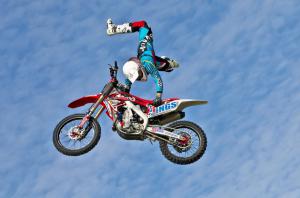 O čem vlastně je oblíbený motocyklový freestyl