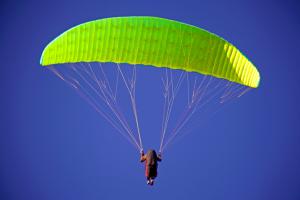 Kde vlastně začíná historie paraglidingu?