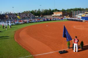Tanečnice, bubeníci a plameny nad softballovým hřištěm v Praze v Bohnicích otevřely MS