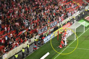 Když fotbalisté Slavie po utkání poklekli před těmi, kteří je předtím vykouřili ze hřiště