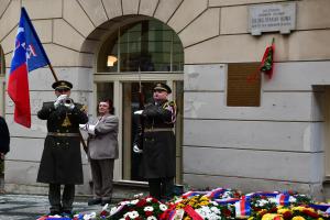 Na počest Jana Opletala vlál sokolský prapor v Praze u Hlávkovy koleje 17. listopadu 2025