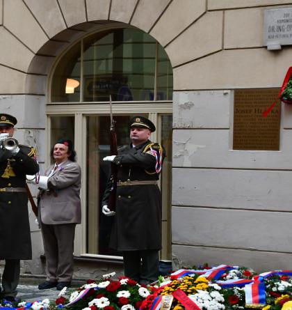 Na počest Jana Opletala vlál sokolský prapor v Praze u Hlávkovy koleje 17. listopadu 2025