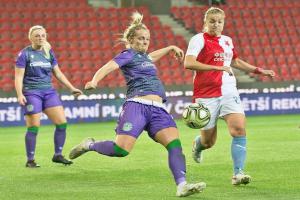 Odezírali jsme z tuctu a z jednoho obrázku ze zápasu fotbalistek Slavie Praha v Edenu