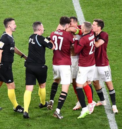 Přesně tři měsíce před Štědrým dnem fotbalisté diváky  pražského derby Slavie-Sparta neobdarovali žádnými zážitky