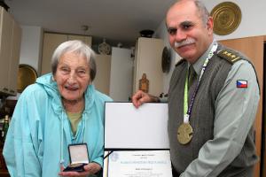 V Košicích poctili Emila Zátopka při 94. maratonu a Daně Zátopkové poslali plaketu