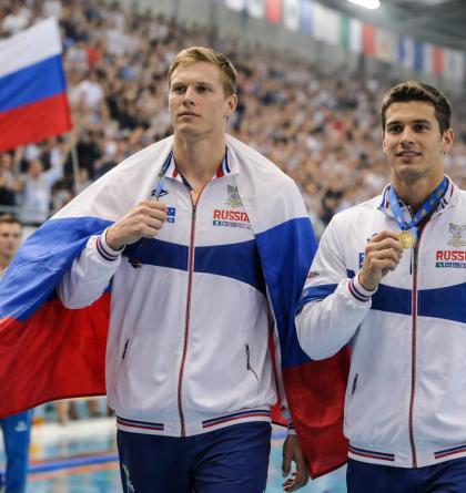 Ruští plavci zpět s vlajkou. Spor o roli politiky