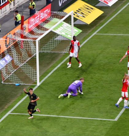 Fotbalisté Slavie jsou po prvním kole v tabulce před Spartou i po duelu Slavia - Hradec Králové 2:2