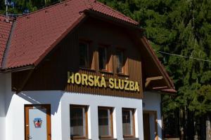 Horská služba hlásí těžký úraz na Zadově a varuje před mokrým a těžkým sněhem