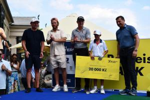 Kvarteto Davida Pastrňáka s českým hráčem golfu číslo 1 Jiřím Zuskou na Vltavě vyhrálo exhibici na jednu jamku
