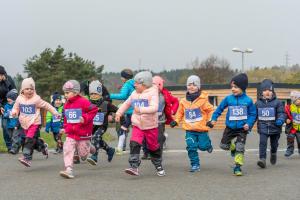 Ani chladné počasí neodradilo v Plzni tisícovku běžců od krajského půlmaratonu