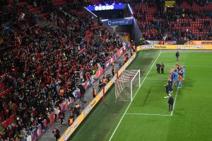 Skupinu L kvalifikace na mistrovství světa fotbalisté Česka vedou ovšem je v počtu obyvatel