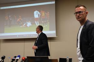Mezi žlutou a červenou kartou fotbaloví rozhodčí postrádají oranžovou